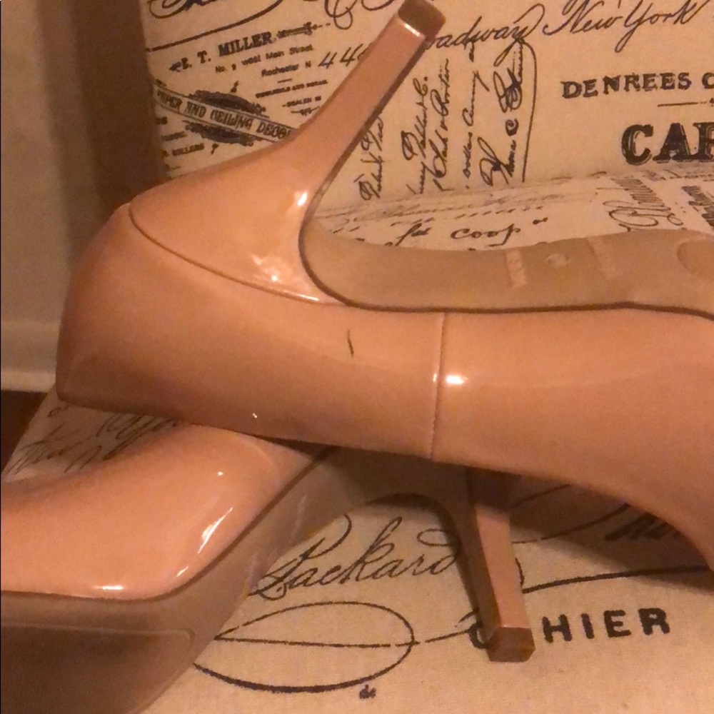 High Heels - Picture 4 of 7